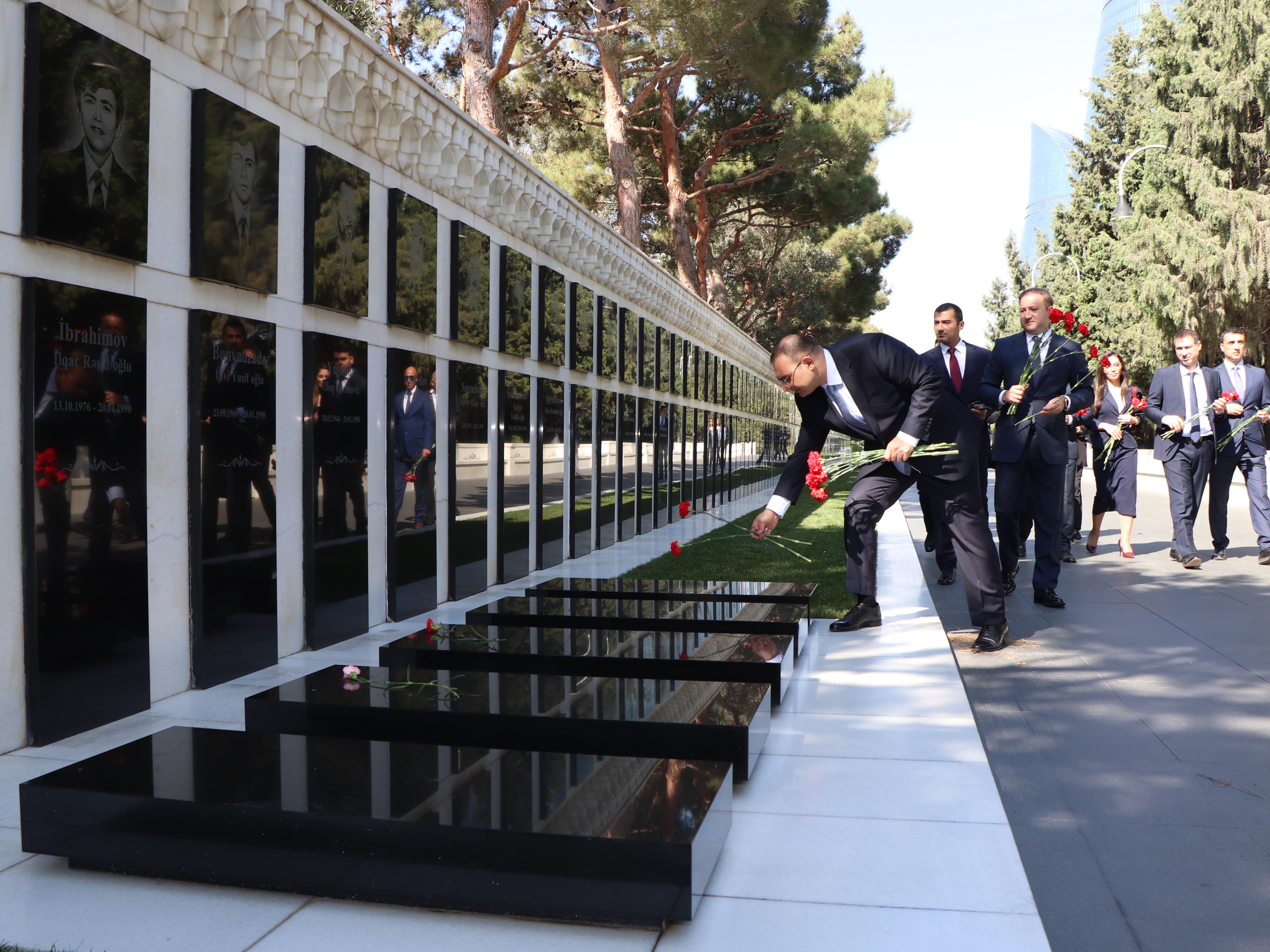 Azərbaycan Respublikasının Dövlət Ehtiyatları Agentliyinin kollektivi Agentliyin yaranmasının 3 illiyi ilə əlaqədar Fəxri xiyabanı ziyarət edib