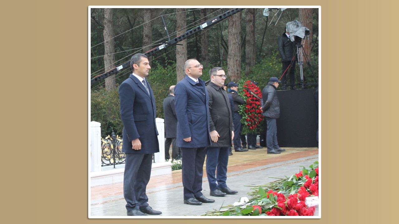 Azərbaycan Respublikası Dövlət Ehtiyatları Agentliyinin İdarə Heyətinin üzvləri və əməkdaşları Fəxri xiyabanda Ümummilli Lider Heydər Əliyevin məzarını ziyarət etdilər