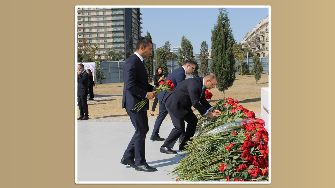 27 Sentyabr - Anım Günündə Azərbaycan Respublikasının Dövlət Ehtiyatları Agentliyinin İdarə Heyəti və əməkdaşları Zəfər parkını ziyarət ediblər