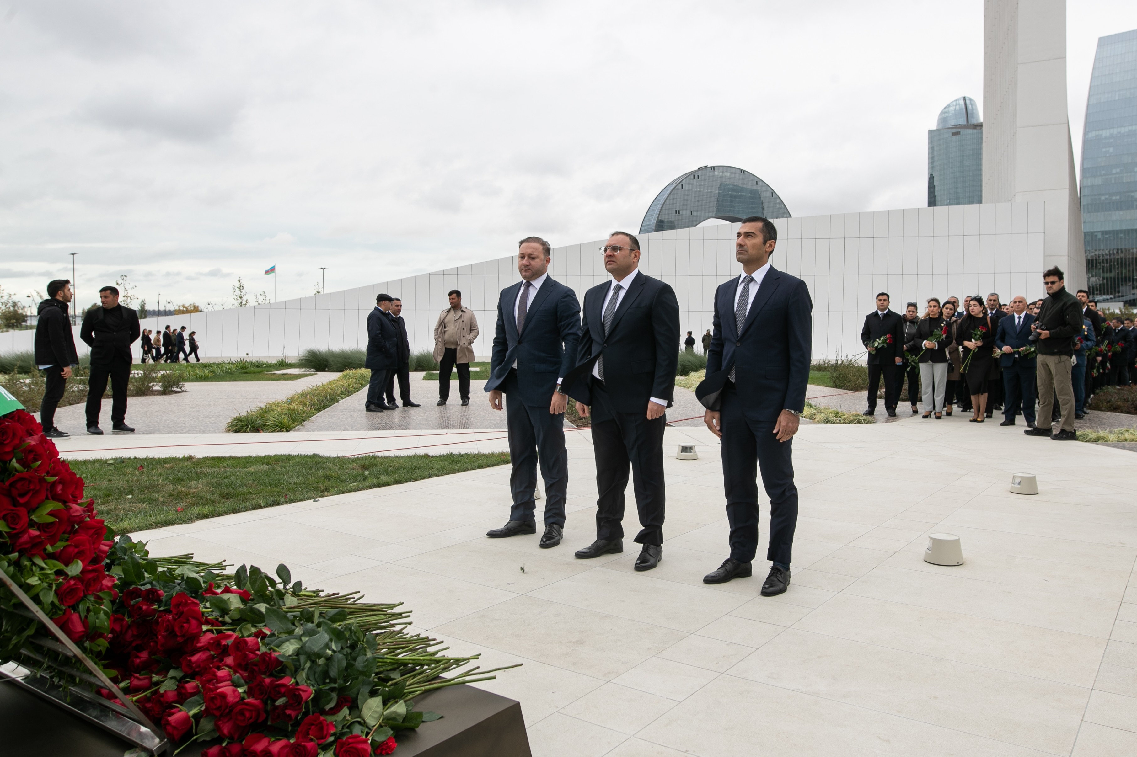 Правление и сотрудники Агентства государственных резервов Азербайджанской Республики посетили Парк Победы в связи с Днем памяти