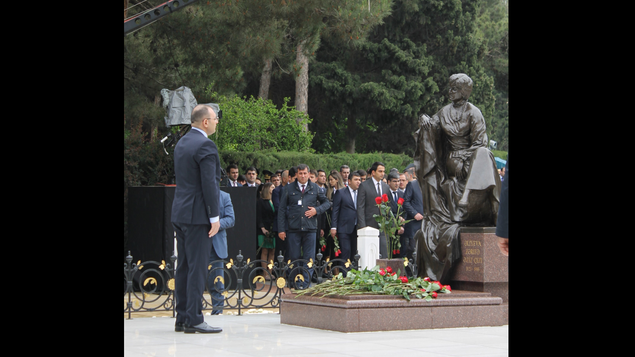 Azərbaycan Respublikası Dövlət Ehtiyatları Agentliyinin İdarə Heyətinin üzvləri Fəxri xiyabanda Ümummilli Lider Heydər Əliyevin məzarını ziyarət etdilər.
