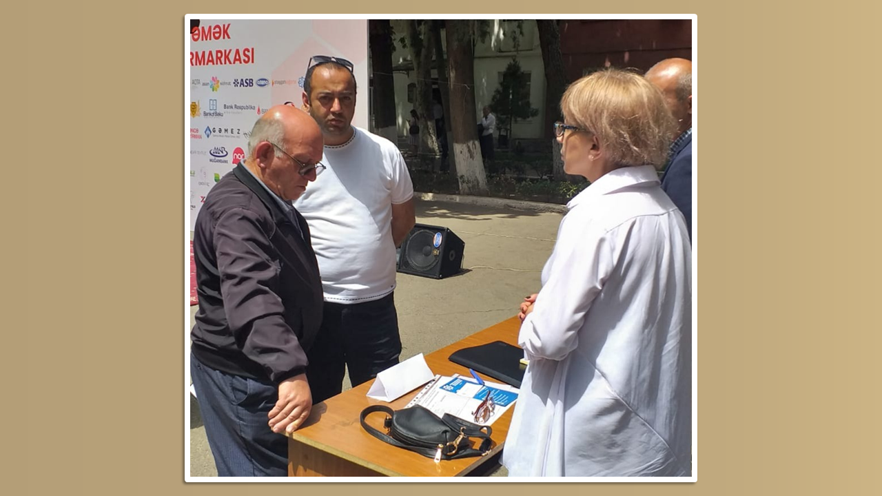 Azərbaycan Dövlət Ehtiyatları Agentliyinin İnsan resursları şöbəsinin əməkdaşları Gəncə şəhərində işsiz və işaxtaran şəxslər üçün təşkil edilmiş əmək yarmarkasında iştirak etmişdilər.