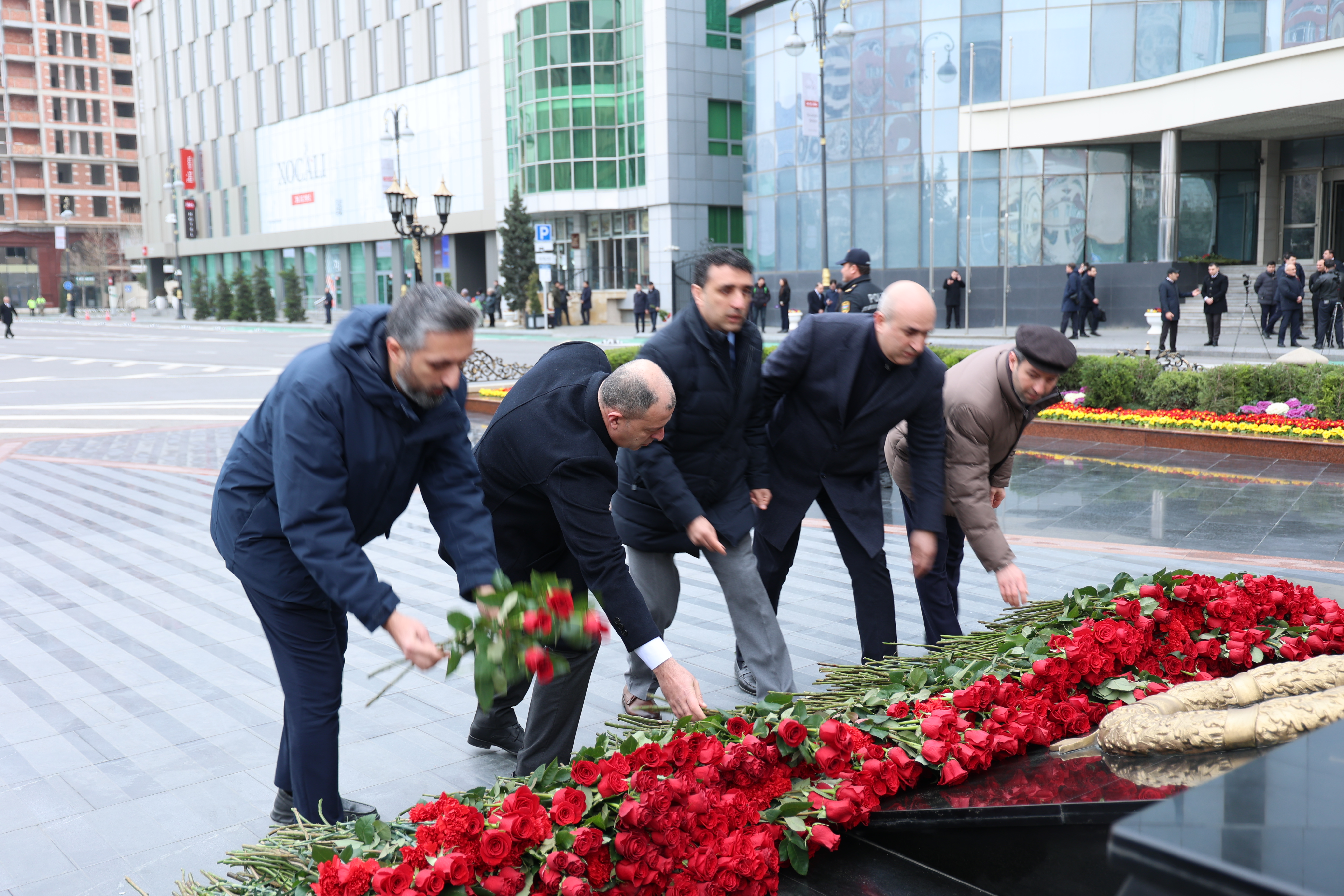 Xocalı soyqırımının 34-cü ildönümü ilə əlaqədar Azərbaycan Respublikasının Dövlət Ehtiyatları Agentliyinin əməkdaşları Xocalı soyqırımı abidəsini ziyarət ediblər