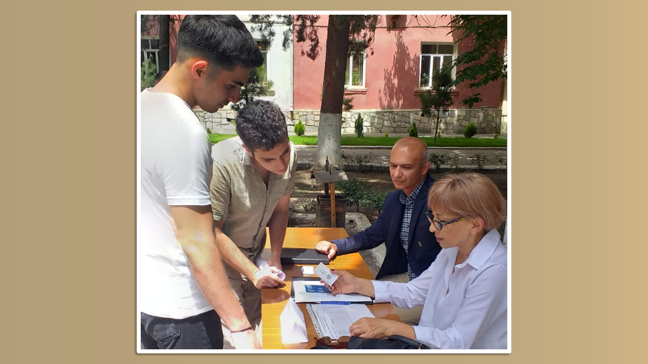Azərbaycan Dövlət Ehtiyatları Agentliyinin İnsan resursları şöbəsinin əməkdaşları Gəncə şəhərində işsiz və işaxtaran şəxslər üçün təşkil edilmiş əmək yarmarkasında iştirak etmişdilər.