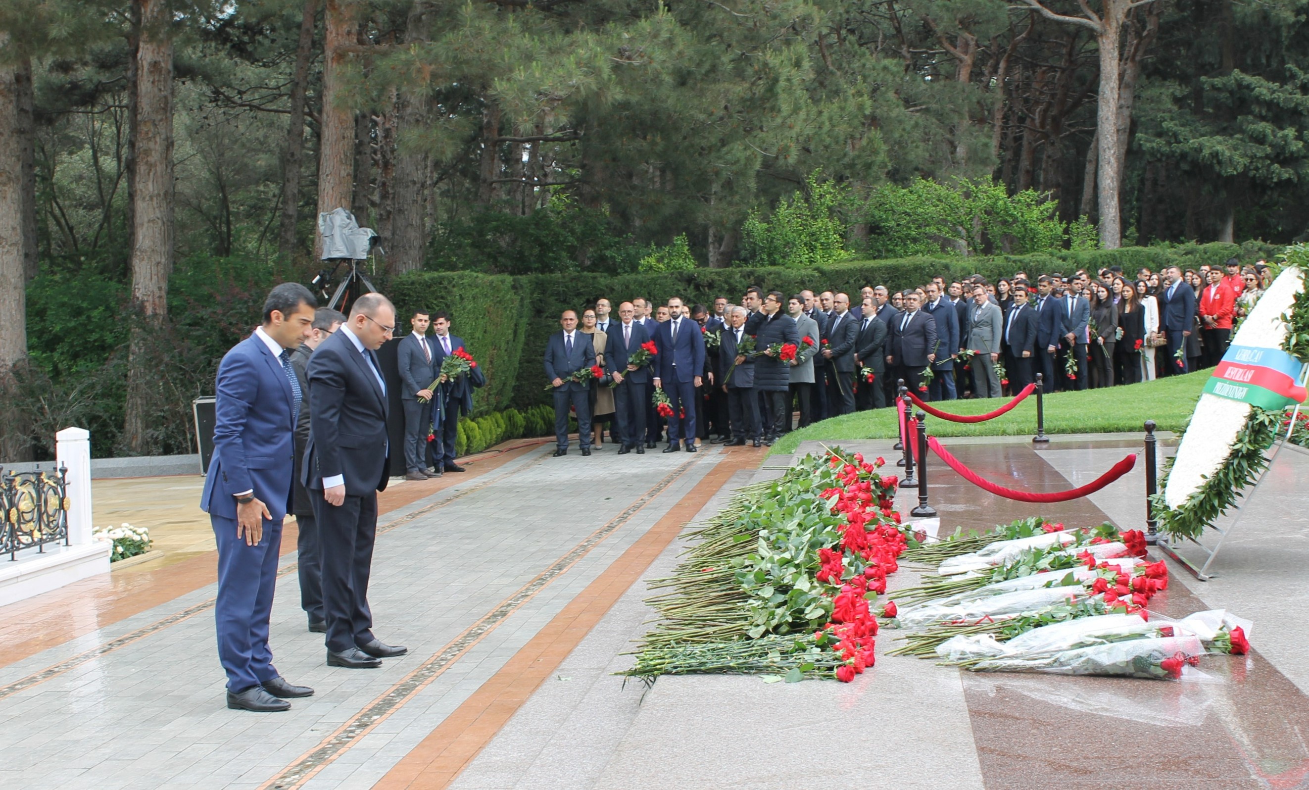 Azərbaycan Respublikası Dövlət Ehtiyatları Agentliyinin İdarə Heyətinin üzvləri Fəxri xiyabanda Ümummilli Lider Heydər Əliyevin məzarını ziyarət etdilər.