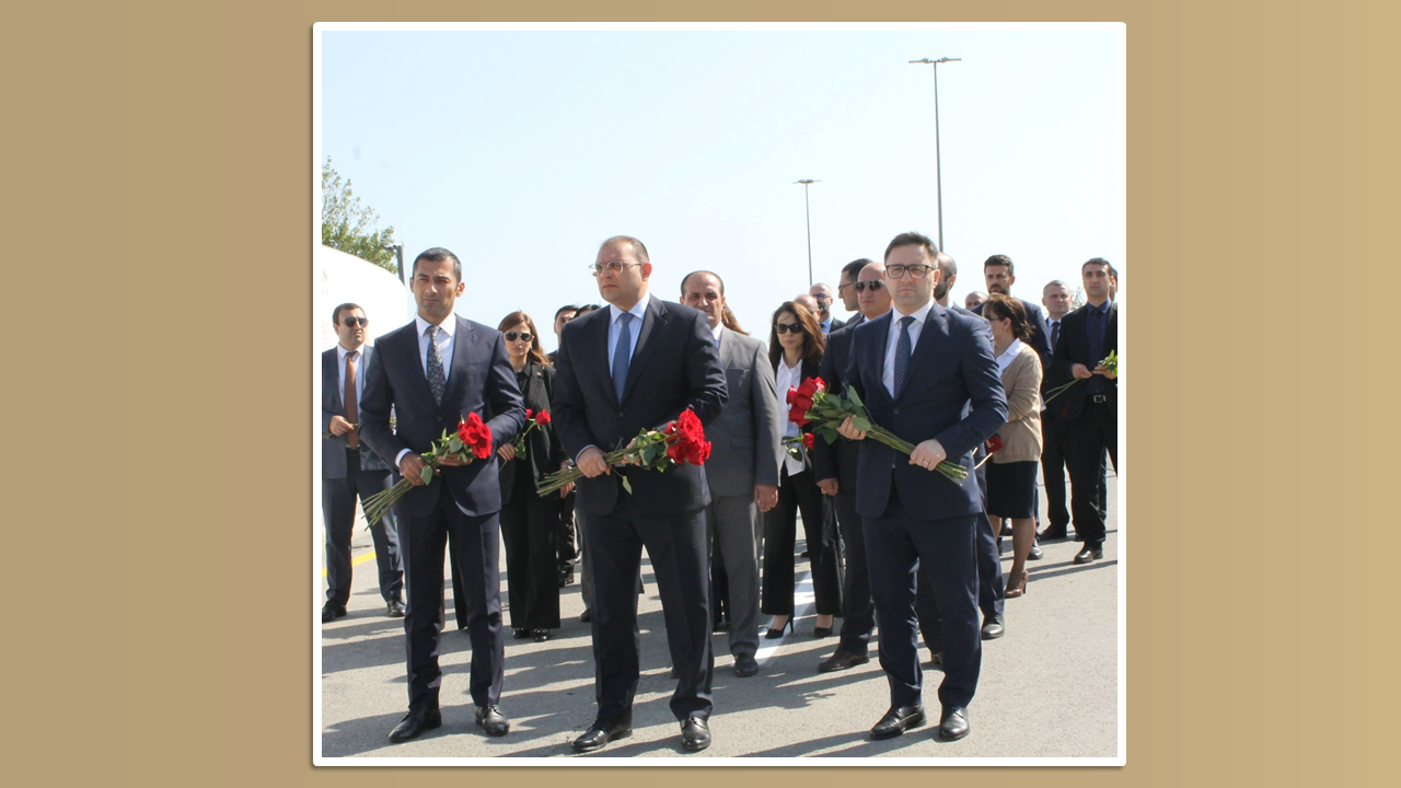 27 Sentyabr - Anım Günündə Azərbaycan Respublikasının Dövlət Ehtiyatları Agentliyinin İdarə Heyəti və əməkdaşları Zəfər parkını ziyarət ediblər