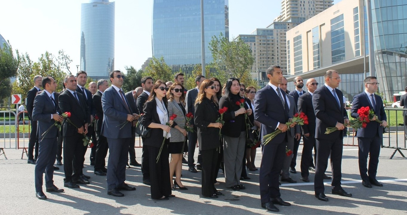 27 Sentyabr - Anım Günündə Azərbaycan Respublikasının Dövlət Ehtiyatları Agentliyinin İdarə Heyəti və əməkdaşları Zəfər parkını ziyarət ediblər