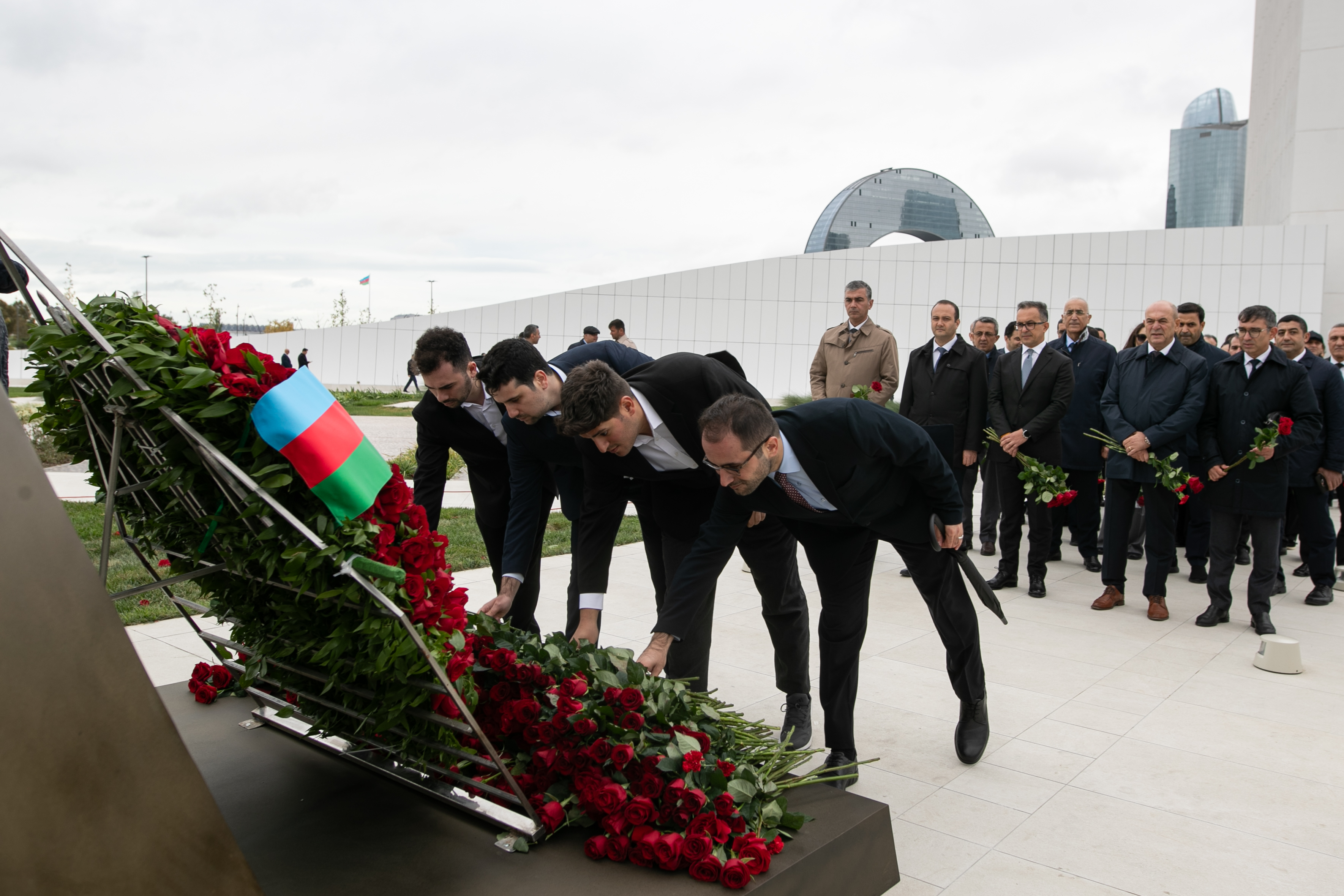 Правление и сотрудники Агентства государственных резервов Азербайджанской Республики посетили Парк Победы в связи с Днем памяти